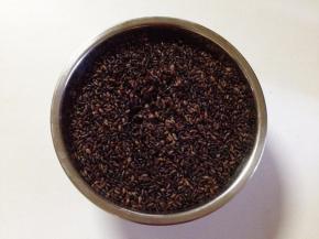 放入锅中隔水蒸煮一小时