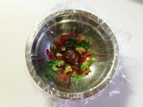 准备一个碗，铺上保鲜膜（耐热），摆上各种坚果、果脯和红绿丝