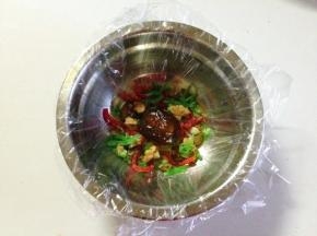 准备一个碗，铺上保鲜膜（耐热），摆上各种坚果、果脯和红绿丝