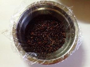 铺上一层血糯米饭，用勺子压平