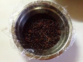 铺上一层血糯米饭，用勺子压平