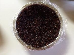 然后沿着碗周围一圈铺上一层血糯米饭（不宜过多）