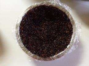 然后沿着碗周围一圈铺上一层血糯米饭（不宜过多）