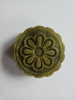 六、我用阳晨紫水晶月饼模推压出的月饼，确实好脱模。