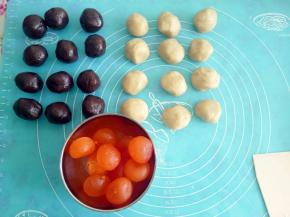 先准备好所有的材料：1把枧水放入糖浆中。
2搅拌均匀后加入玉米油，面粉和盐，和成均匀的面团。
3盖上保鲜膜醒发2-4个小时。 
4醒发好后把面皮分成12等份，豆沙分成12等份待用就可以。