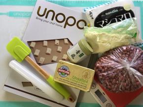 准备好所需的材料（奶粉+抹茶粉+盐提前混合）