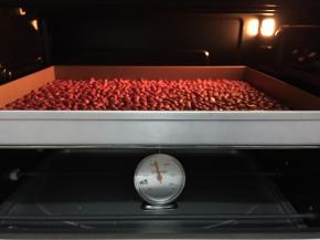 花生放入预热好的烤箱中，150度烘烤至熟，去皮