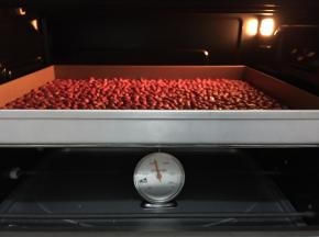 花生放入预热好的烤箱中，150度烘烤至熟，去皮