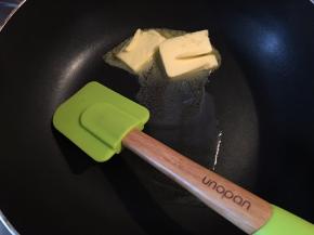 不粘锅中无盐黄油融化成液体