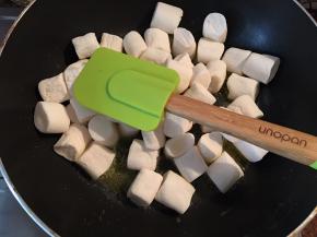 倒入棉花糖拌匀，一定要用小火不停翻直至棉花糖与黄油彻底融合