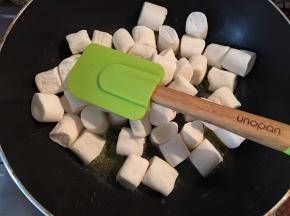 倒入棉花糖拌匀，一定要用小火不停翻直至棉花糖与黄油彻底融合