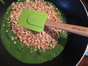 倒入烤好的花生，快速混合均匀