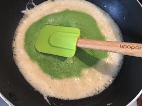 加入抹茶粉与奶粉，快速拌均匀，至无奶粉颗粒，离火