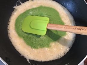 加入抹茶粉与奶粉，快速拌均匀，至无奶粉颗粒，离火