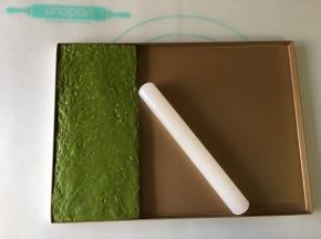 整形，屋诺UN10008烤盘，厚度约1.5cm，专用牛轧糖盘比较方便
（虽然不沾烤盘但是建议还是垫上油布或者油纸）
