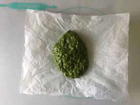 将混合好的抹茶牛轧糖移到油纸上，最好是直接用手揉几下