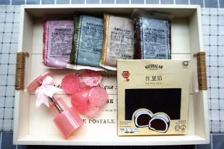 食材：桃山皮和红豆馅，可以自己制作，也可以购买现成的。模具是50克的月饼模。