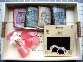 食材：桃山皮和红豆馅，可以自己制作，也可以购买现成的。模具是50克的月饼模。