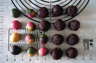 红豆馅30克一个，纯色的桃山皮20克一个，混色的桃山皮四个口味各5克凑成20克一个。皮和馅各准备10份。