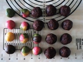 红豆馅30克一个，纯色的桃山皮20克一个，混色的桃山皮四个口味各5克凑成20克一个。皮和馅各准备10份。