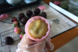 无需沾干粉，揉圆放入模具。