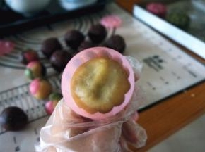 无需沾干粉，揉圆放入模具。