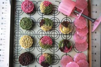 将压好的月饼放入烤盘。