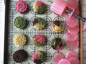 将压好的月饼放入烤盘。