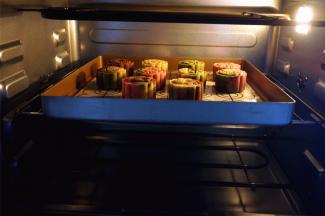 烤箱上下火180度预热5分钟后，放入中层，烘烤10-15分钟出炉。