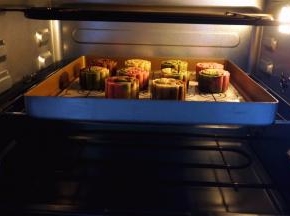 烤箱上下火180度预热5分钟后，放入中层，烘烤10-15分钟出炉。