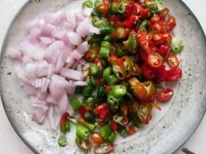 把辣椒和洋葱切碎。