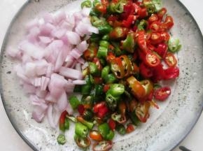 把辣椒和洋葱切碎。