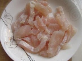 龙利鱼加盐稍微腌制。