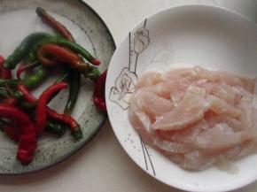 龙利鱼切块，辣椒洗净。