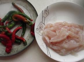 龙利鱼切块，辣椒洗净。