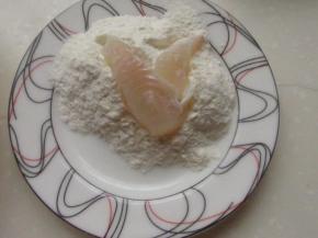 放在干面粉里滚一下。