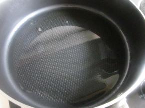 锅里放入花生油烧热。