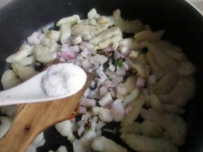 龙利鱼煎的微微发黄，加入鲜花椒，洋葱碎，再加入少许盐炒匀。