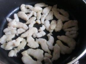 加入龙利鱼煎制。