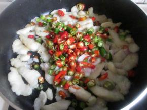 加入半勺生抽，再加入辣椒圈。