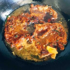 煎大排的油入锅，5成热后放入姜片、葱粒、冰糖、炒出葱油香放入大排，倒入热水至没过大排（约5—8cm）加入八角、老抽、黄酒，盖锅盖中火炖煮半小时，视汤汁变浓稠，收至约原来汤的2/3。