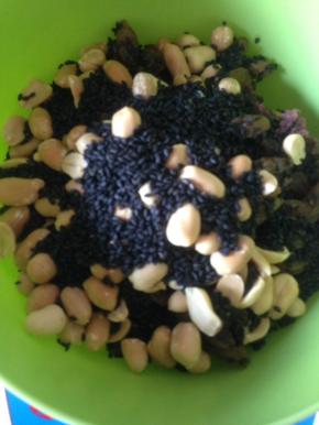 加入炒熟的黑芝麻