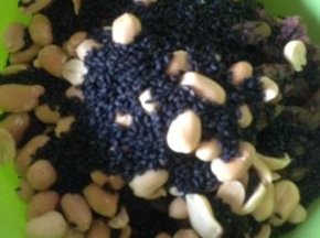 加入炒熟的黑芝麻