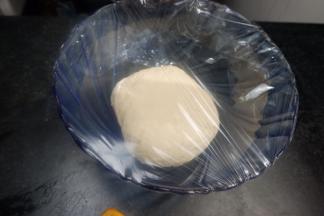 盖保鲜膜静置发酵