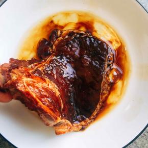 腌入味了的大排两面都蘸遍蛋清