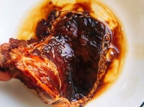 腌入味了的大排两面都蘸遍蛋清