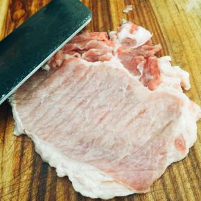 大排洗净控干水份，用刀背将大排两面细细的横竖剁两遍（这样可以敲断肉筋，让肉吃起来口感比较嫩）敲好了大排会变薄，面积大了约1/4。