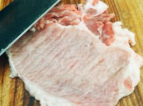 大排洗净控干水份，用刀背将大排两面细细的横竖剁两遍（这样可以敲断肉筋，让肉吃起来口感比较嫩）敲好了大排会变薄，面积大了约1/4。