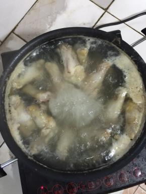 水烧开后继续煮4分钟捞出，放在冷水下冲洗至鸡腿冷却。

