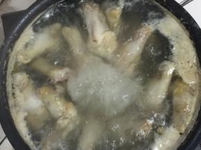 水烧开后继续煮4分钟捞出，放在冷水下冲洗至鸡腿冷却。

